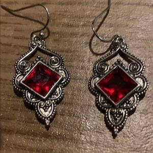 Beautiful Silvertone earrings  